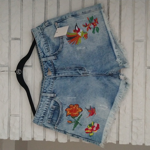 Denim shorts, unique and very cute for the summer. - Picture 1 of 7